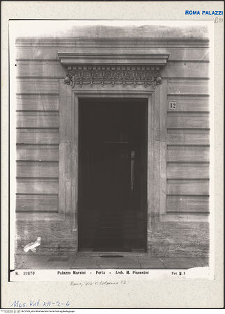 Vorderseite von Musei Vaticani Archivio Fotografico [https://www.deutsche-digitale-bibliothek.de/content/lizenzen/rv-ez/] Palazzo Maraini - Fassade, Eingang, bh257885_recto. Foto: Moscioni, Romualdo.