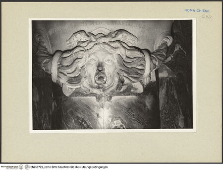 Vorderseite von unbekannt [https://www.deutsche-digitale-bibliothek.de/content/lizenzen/rv-fz/] Epitaph für Carlo Emanuele Vizzani - Detail: Gorgoneion, bh258722_recto. Foto.