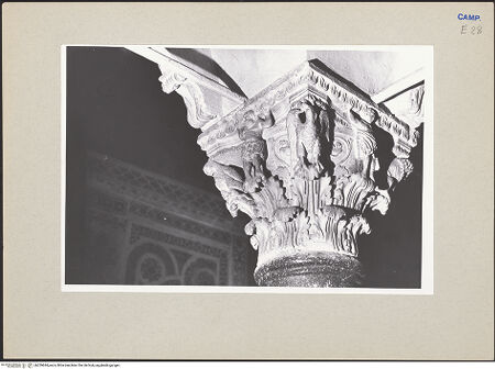 Vorderseite von Pace, Valentino [https://www.deutsche-digitale-bibliothek.de/content/lizenzen/rv-ez/] Linke KanzelKapitell mit Tragfiguren, Löwen und Vögel - Nordliche und westliche Seiten, bh259644_recto. Foto: Pace, Valentino.