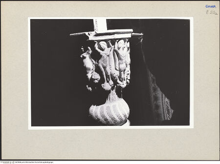 Vorderseite von Pace, Valentino [https://www.deutsche-digitale-bibliothek.de/content/lizenzen/rv-ez/] Detail: oberes Teil mit Knoten und Kapitell, bh259646_recto. Foto: Pace, Valentino.