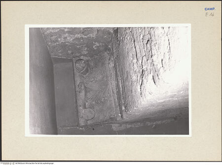 Vorderseite von Pace, Valentino [https://www.deutsche-digitale-bibliothek.de/content/lizenzen/rv-ez/] Kapitell mit Löwenköpfe - Ansicht von unten, bh259664_recto. Foto: Pace, Valentino.