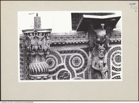 Vorderseite von Pace, Valentino [https://www.deutsche-digitale-bibliothek.de/content/lizenzen/rv-ez/] Rechte KanzelLesepult mit Adler und Mann - Detail mit Osterleuchter, bh259671_recto. Foto: Pace, Valentino.