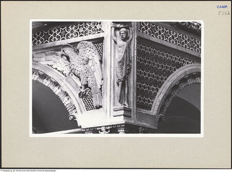 Vorderseite von Pace, Valentino [https://www.deutsche-digitale-bibliothek.de/content/lizenzen/rv-ez/] Linke Kanzel - Detail: rechter Zwickel mit dem Symbol des evangelisten Johannes und Tragfigur, bh259674_recto. Foto: Pace, Valentino.