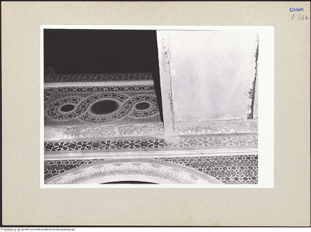 Vorderseite von Pace, Valentino [https://www.deutsche-digitale-bibliothek.de/content/lizenzen/rv-ez/] Linke KanzelFries und Maske - Ostseite, Fries, bh259675_recto. Foto: Pace, Valentino.