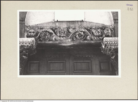 Vorderseite von Hutzel, Max [https://www.deutsche-digitale-bibliothek.de/content/lizenzen/rv-ez/] Hauptportal - Türsturz, bh259905_recto. Foto: Hutzel, Max.