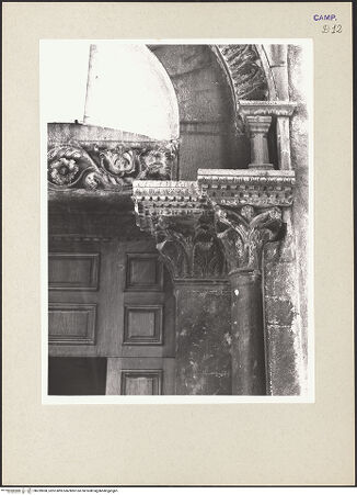 Vorderseite von Hutzel, Max [https://www.deutsche-digitale-bibliothek.de/content/lizenzen/rv-ez/] Hauptportal - Kapitelle rechts, bh259908_recto. Foto: Hutzel, Max.