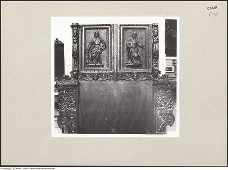 Vorderseite von Hutzel, Max [https://www.deutsche-digitale-bibliothek.de/content/lizenzen/rv-ez/] Bischofsthron mit den heiligen Jakobus dem Jüngeren und Thomas - Gesamtansicht, bh259921_recto. Foto: Hutzel, Max.