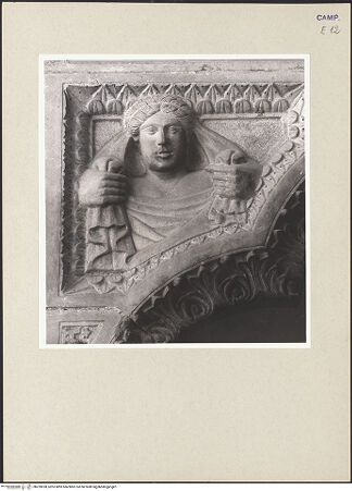 Vorderseite von Hutzel, Max [https://www.deutsche-digitale-bibliothek.de/content/lizenzen/rv-ez/] Kanzelförmiger AmboZwickelreliefs mit Tierdarstellungen und Adam und Eva - Linke Schmalseite: Eva, bh259928_recto. Foto: Hutzel, Max.