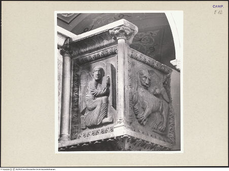 Vorderseite von Hutzel, Max [https://www.deutsche-digitale-bibliothek.de/content/lizenzen/rv-ez/] Kanzelförmiger AmboEvangelistendarstellungen (Kanzelkorb und Lesepult) - Engel als Symbol des Evangelisten Matthäus und Löwe als Symbol des Evangelisten Markus, bh259929_recto. Foto: Hutzel, Max.