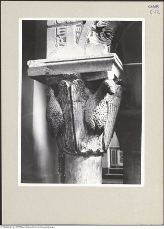 Vorderseite von Hutzel, Max [https://www.deutsche-digitale-bibliothek.de/content/lizenzen/rv-ez/] Kanzelförmiger AmboSäulen, Kapitelle und Tragfigur - Kapitell mit Adler, bh259935_recto. Foto: Hutzel, Max.