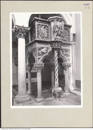 Vorderseite von Hutzel, Max [https://www.deutsche-digitale-bibliothek.de/content/lizenzen/rv-ez/] Kanzelförmiger Ambo - Seitenansicht von links, bh259939_recto. Foto: Hutzel, Max.