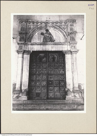 Vorderseite von Hutzel, Max [https://www.deutsche-digitale-bibliothek.de/content/lizenzen/rv-ez/] Portal mit dem Relief einer Pietà - Gesamtansicht, bh259966_recto. Foto: Hutzel, Max.