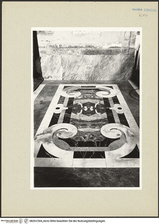 Vorderseite von Bösel, Richard [https://www.deutsche-digitale-bibliothek.de/content/lizenzen/rv-fz/] Fußbodenornament - Fußboden im Presbyterium, Ausschnitt, bh261044_recto. Foto: Bösel, Richard.