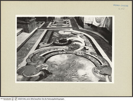 Vorderseite von Bösel, Richard [https://www.deutsche-digitale-bibliothek.de/content/lizenzen/rv-fz/] Fußbodenornament - Ornamentik rechts der Grabplatte vor dem Altar, bh261046_recto. Foto: Bösel, Richard.