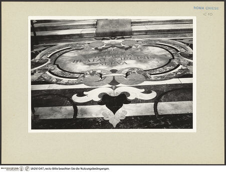 Vorderseite von Bösel, Richard [https://www.deutsche-digitale-bibliothek.de/content/lizenzen/rv-fz/] Fußbodenornament - Grabplatte der Cristina Duglioli Angelelli vor dem Altar und Rahmung, Ausschnitt, bh261047_recto. Foto: Bösel, Richard.