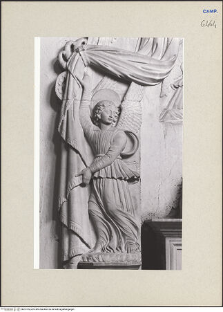 Vorderseite von Courtauld Institute of Art [https://www.deutsche-digitale-bibliothek.de/content/lizenzen/rv-ez/] Grabmal des Tommaso Brancaccio (gest. 1492)Wappen und Engel - Detail: Engel links, bh261185_recto. Foto.