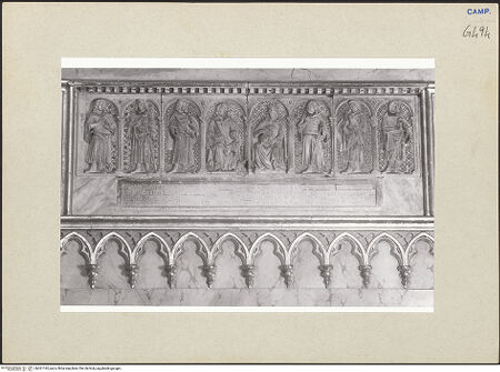 Vorderseite von Courtauld Institute of Art [https://www.deutsche-digitale-bibliothek.de/content/lizenzen/rv-ez/] Sarkophagfront des Filippo d'Angiò (Philipp 1., Fürst von Tarent, gest. 1332) - Gesamtansicht, bh261192_recto. Foto.