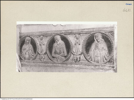 Vorderseite von Courtauld Institute of Art [https://www.deutsche-digitale-bibliothek.de/content/lizenzen/rv-ez/] Sarkophagfront des Matteo Capuano mit Darstellungen des Schmerzensmanns zusammen mit Maria und Johannes dem Evangelisten - Gesamtansicht, bh261197_recto. Foto.