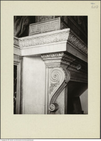 Vorderseite von Lorenz, Wien [https://www.deutsche-digitale-bibliothek.de/content/lizenzen/rv-ez/] Kamin mit Maske - Detail: linke Konsole, Schrägansicht, bh263507_recto. Foto.