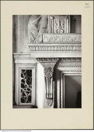 Vorderseite von Lorenz, Wien [https://www.deutsche-digitale-bibliothek.de/content/lizenzen/rv-ez/] Kamin mit Maske - Detail: linke Konsole, bh263509_recto. Foto.