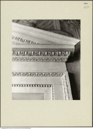 Vorderseite von Lorenz, Wien [https://www.deutsche-digitale-bibliothek.de/content/lizenzen/rv-ez/] Villa Barbaro - Detail: Dreiecksgiebel (Vestibül?), bh263510_recto. Foto.