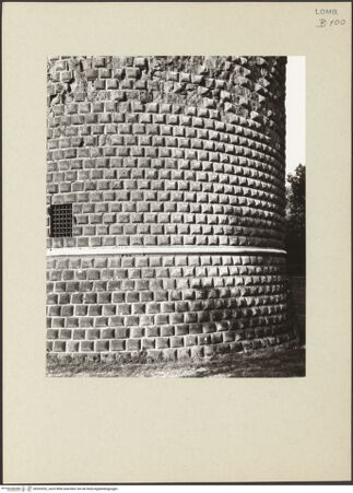 Vorderseite von Lorenz, Wien [https://www.deutsche-digitale-bibliothek.de/content/lizenzen/rv-ez/] Castello SforzescoSüdöstliche Mauer - Ostturm, Detail, bh263552_recto. Foto.