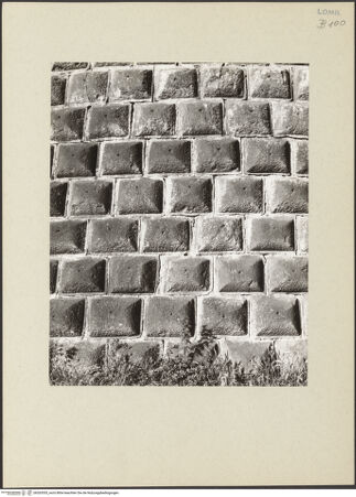 Vorderseite von Lorenz, Wien [https://www.deutsche-digitale-bibliothek.de/content/lizenzen/rv-ez/] Castello SforzescoSüdöstliche Mauer - Ostturm, Detail, bh263553_recto. Foto.