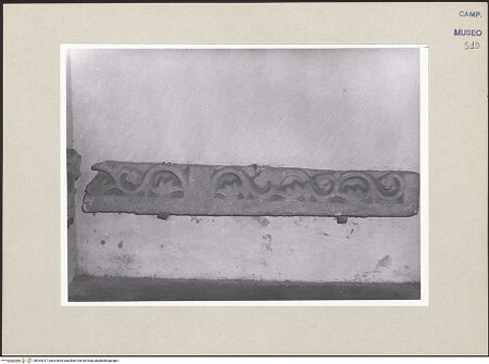 Vorderseite von Pace, Valentino [https://www.deutsche-digitale-bibliothek.de/content/lizenzen/rv-ez/] Fragment eines Gesims - Gesamtansicht, bh264017_recto. Foto: Pace, Valentino.