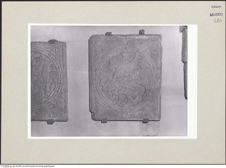 Vorderseite von Pace, Valentino [https://www.deutsche-digitale-bibliothek.de/content/lizenzen/rv-ez/] Reliefplatte mit Greif - Gesamtansicht, bh264021_recto. Foto: Pace, Valentino.