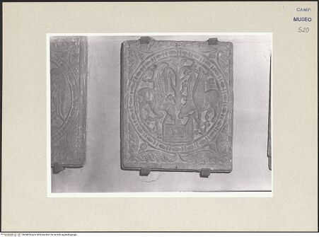 Vorderseite von Pace, Valentino [https://www.deutsche-digitale-bibliothek.de/content/lizenzen/rv-ez/] Reliefplatte mit Greifen am Lebensquell - Gesamtansicht, bh264024_recto. Foto: Pace, Valentino.