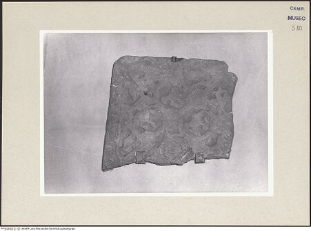 Vorderseite von Pace, Valentino [https://www.deutsche-digitale-bibliothek.de/content/lizenzen/rv-ez/] Fragment einer Reliefplatte - Gesamtansicht, bh264031_recto. Foto: Pace, Valentino.