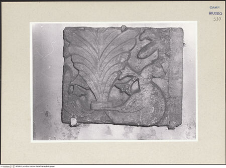 Vorderseite von Pace, Valentino [https://www.deutsche-digitale-bibliothek.de/content/lizenzen/rv-ez/] Fragment einer Reliefplatte - Gesamtansicht, bh264034_recto. Foto: Pace, Valentino.