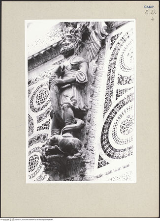 Vorderseite von Pace, Valentino [https://www.deutsche-digitale-bibliothek.de/content/lizenzen/rv-ez/] Rechte KanzelLesepult mit Adler und Mann - Lesepultträger von unten rechts, bh264041_recto. Foto: Pace, Valentino.