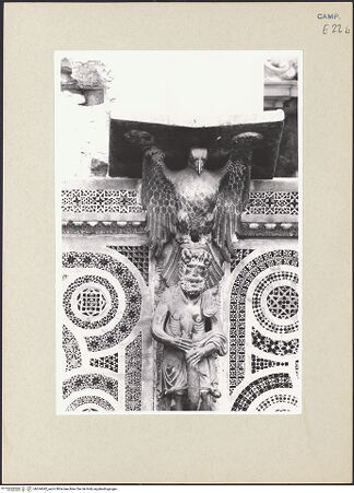 Vorderseite von Pace, Valentino [https://www.deutsche-digitale-bibliothek.de/content/lizenzen/rv-ez/] Rechte KanzelLesepult mit Adler und Mann - Detail, bh264042_recto. Foto: Pace, Valentino.