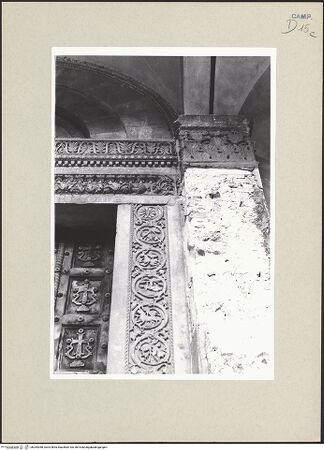 Vorderseite von Pace [https://www.deutsche-digitale-bibliothek.de/content/lizenzen/rv-ez/] Mittleres PortalRechtes Gewände - Teilansicht, bh264048_recto. Foto: Pace, Valentino.