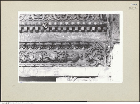 Vorderseite von Pace [https://www.deutsche-digitale-bibliothek.de/content/lizenzen/rv-ez/] Mittleres PortalArchitrav mit Inschrift - Detail mit Inschrift, rechte Teil, bh264058_recto. Foto: Pace, Valentino.