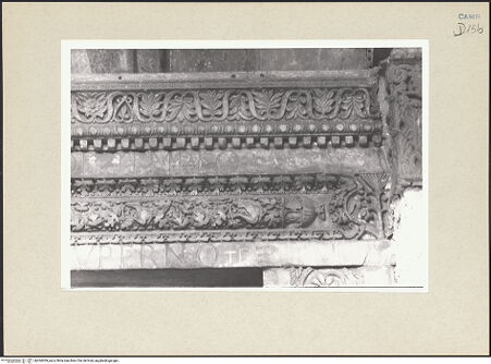 Vorderseite von Pace [https://www.deutsche-digitale-bibliothek.de/content/lizenzen/rv-ez/] Mittleres PortalArchitrav mit Inschrift - Detail mit Inschrift, rechte Teil, bh264059_recto. Foto: Pace, Valentino.