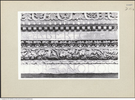 Vorderseite von Pace [https://www.deutsche-digitale-bibliothek.de/content/lizenzen/rv-ez/] Mittleres PortalArchitrav mit Inschrift - Detail mit Inschrift, mittlere Teil, bh264060_recto. Foto: Pace, Valentino.