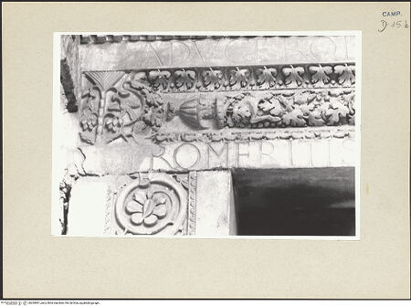 Vorderseite von Pace [https://www.deutsche-digitale-bibliothek.de/content/lizenzen/rv-ez/] Mittleres PortalArchitrav mit Inschrift - Detail mit Inschrift, linke Teil, bh264061_recto. Foto: Pace, Valentino.