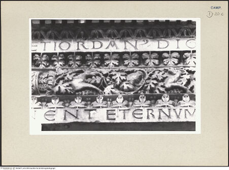 Vorderseite von Pace, Valentino [https://www.deutsche-digitale-bibliothek.de/content/lizenzen/rv-ez/] Porta dei Leoni (Portal des Atriums)Architrav mit Inschrift - Detail, bh264071_recto. Foto: Pace, Valentino.