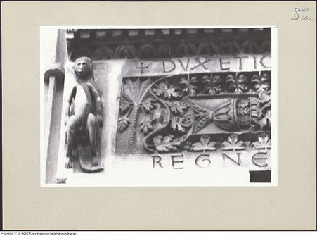 Vorderseite von Pace, Valentino [https://www.deutsche-digitale-bibliothek.de/content/lizenzen/rv-ez/] Porta dei Leoni (Portal des Atriums)Architrav mit Inschrift - Detail, bh264072_recto. Foto: Pace, Valentino.