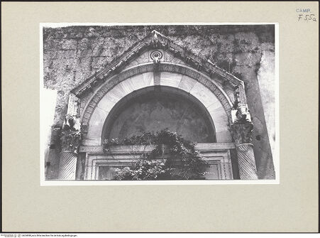 Vorderseite von Pace, Valentino [https://www.deutsche-digitale-bibliothek.de/content/lizenzen/rv-ez/] Giebel und Tympanon, bh264088_recto. Foto: Pace, Valentino.