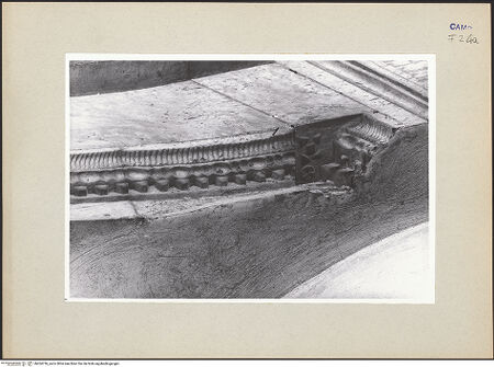 Vorderseite von Pace, Valentino [https://www.deutsche-digitale-bibliothek.de/content/lizenzen/rv-fz/] Portal - Detail: Konsole und Archivoltenansatz links, bh264736_recto. Foto: Pace, Valentino.