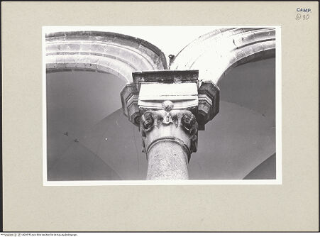 Vorderseite von Pace, Valentino [https://www.deutsche-digitale-bibliothek.de/content/lizenzen/rv-ez/] Kapitell 2 - Frontalansicht, bh264745_recto. Foto: Pace, Valentino.