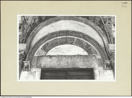 Vorderseite von Pace, Valentino [https://www.deutsche-digitale-bibliothek.de/content/lizenzen/rv-ez/] Hauptportal - Archivolte und Tympanon, bh264752_recto. Foto: Pace, Valentino.