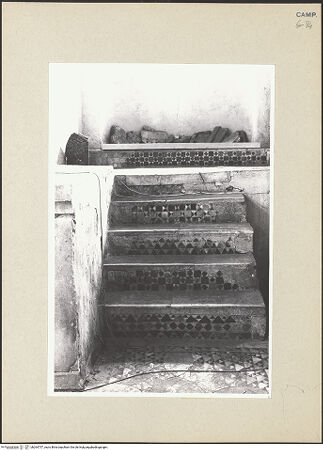 Vorderseite von Pace, Valentino [https://www.deutsche-digitale-bibliothek.de/content/lizenzen/rv-ez/] Fußbodenmosaik - Treppe zur Seitenapsis, bh264757_recto. Foto: Pace, Valentino.