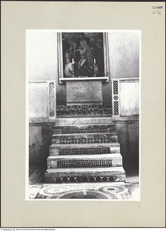 Vorderseite von Pace, Valentino [https://www.deutsche-digitale-bibliothek.de/content/lizenzen/rv-ez/] Fußbodenmosaik - Treppe zum Hauptaltar, bh264759_recto. Foto: Pace, Valentino.