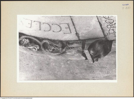 Vorderseite von Pace, Valentino [https://www.deutsche-digitale-bibliothek.de/content/lizenzen/rv-ez/] Seitenportal mit alttestamentlichen SzenenArchivolte und Türsturz - Detail: Linke Archivoltenkonsole, bh264779_recto. Foto: Pace, Valentino.