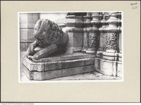 Vorderseite von Pace, Valentino [https://www.deutsche-digitale-bibliothek.de/content/lizenzen/rv-fz/] HauptportalLöwen - Linker Löwe, bh264784_recto. Foto: Pace, Valentino.