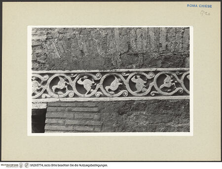 Vorderseite von Fischer Pace, Ursula [https://www.deutsche-digitale-bibliothek.de/content/lizenzen/rv-ez/] Vermauerte Relieffragmente am Treppenhaus des Refektoriums - linkes Relieffragment, Detail: Mitte, bh265774_recto. Foto: Fischer Pace, Ursula.